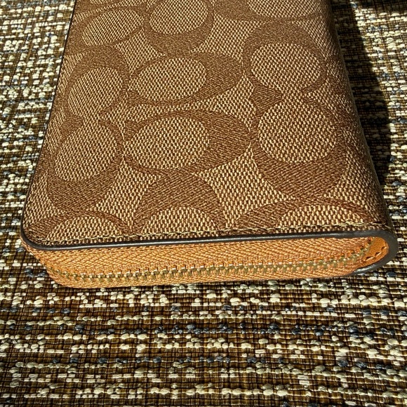 Coach x Peanuts Snoopy Patches Zip Around Accordion Wallet Wristlet - Picture 6 of 16